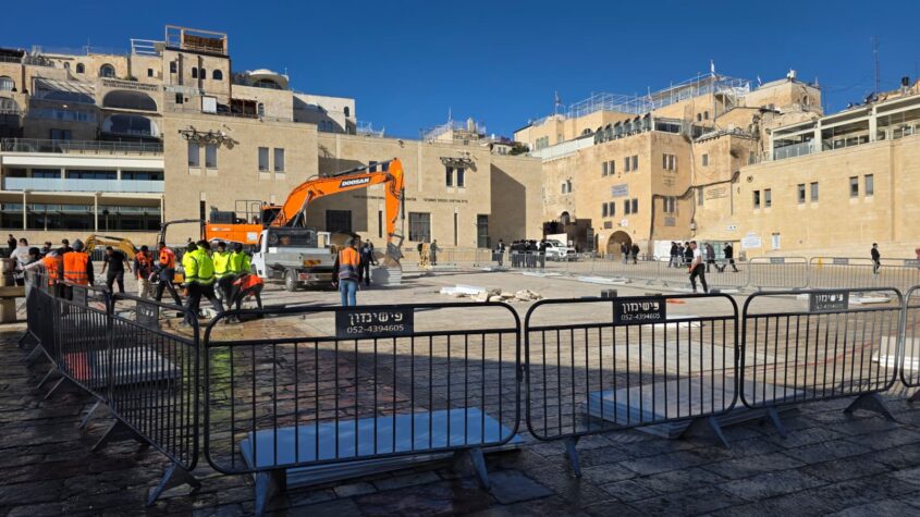 טרקטורים ברחבת הכותל המערבי (צילום: הקרן למורשת הכותל המערבי)