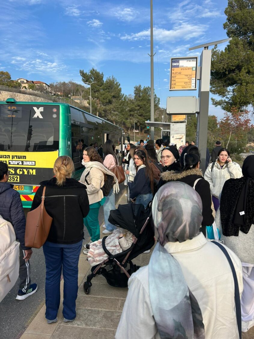תחנות האוטובוס בצומת אורה, הבוקר (צילומים: דניאל טרטנר צוריאל)