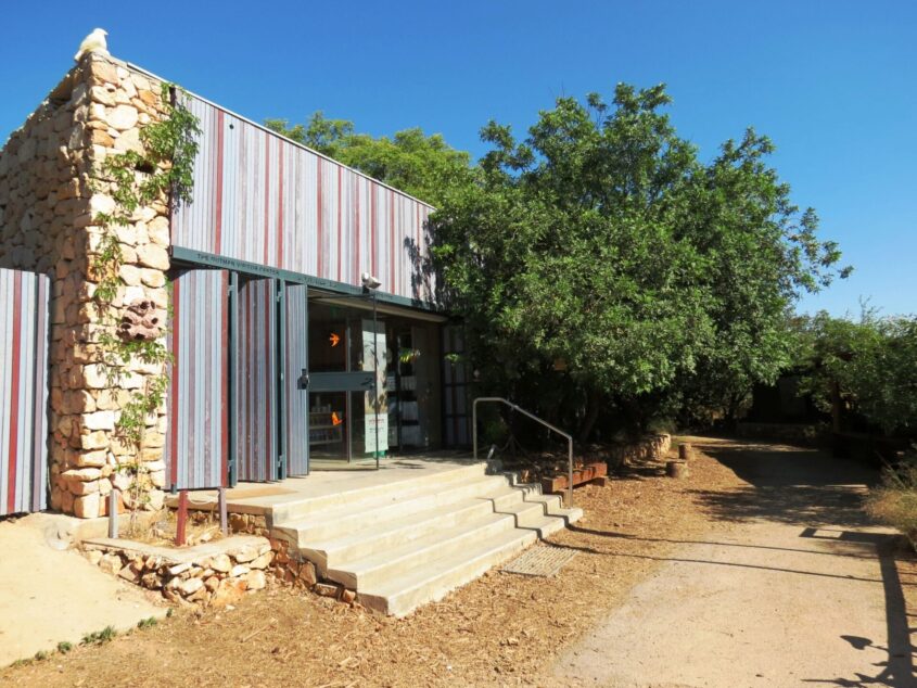 הכניסה לתחנה לחקר ציפורים (צילום: דב גרינבלט, החברה להגנת הטבע)