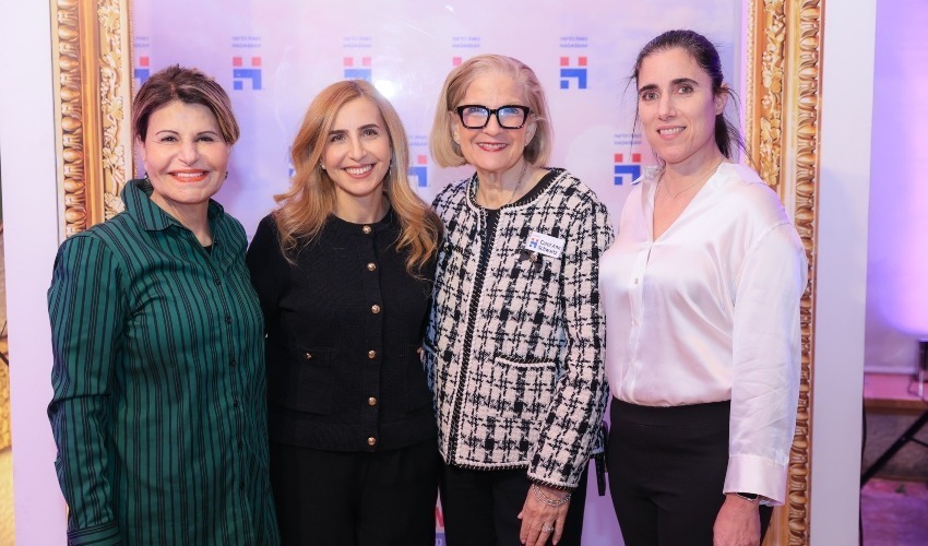 במרכז: נשיאת ארגון נשות הדסה העולמית קרול אן שוורץ ודניאל אלוני (צילום: אסי אפרתי)