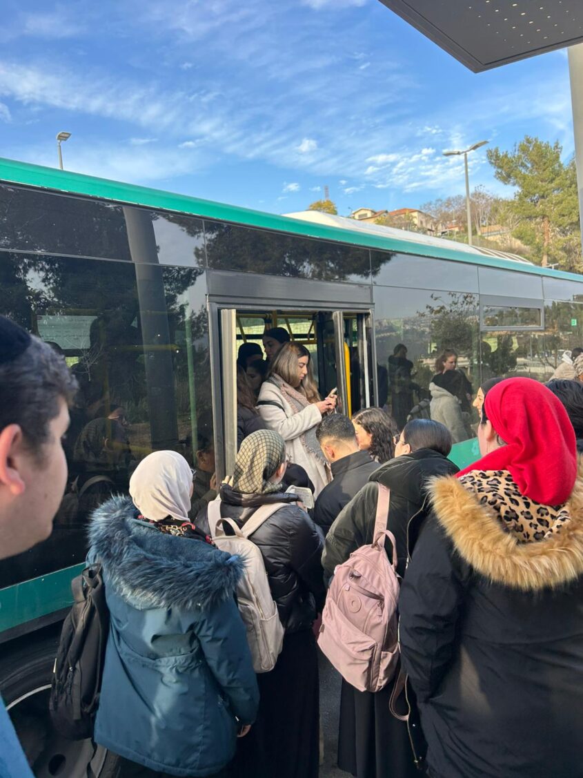 תחנות האוטובוס בצומת אורה, הבוקר (צילומים: דניאל טרטנר צוריאל)