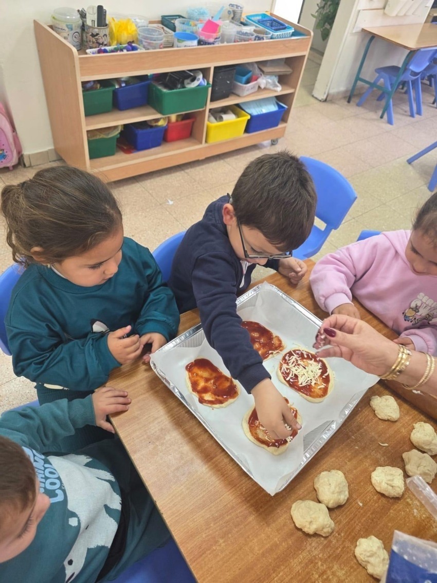 הילדים משתתפים בהכנת המאכלים (צילום: מינהל החינוך העירוני)