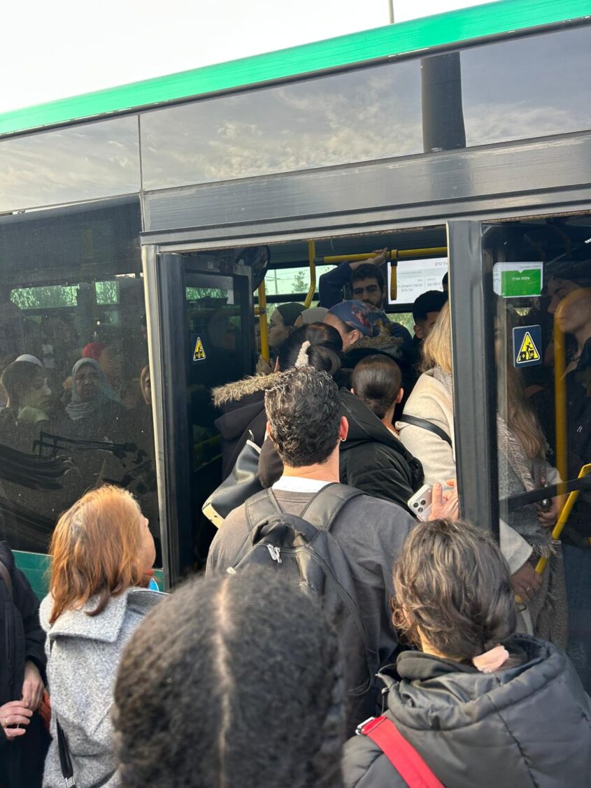 תחנות האוטובוס בצומת אורה, הבוקר (צילומים: דניאל טרטנר צוריאל)