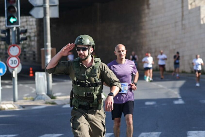 איש כוחות הבטחון במרתון (צילום: Sportphotography)