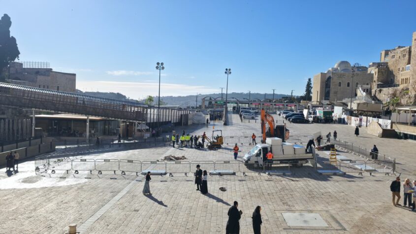 טרקטורים ברחבת הכותל המערבי (צילום: הקרן למורשת הכותל המערבי)