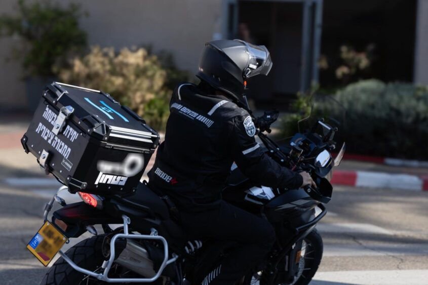 אופנוען ביחידת האטבחה הציבורית (צילום: רונה רוסין)