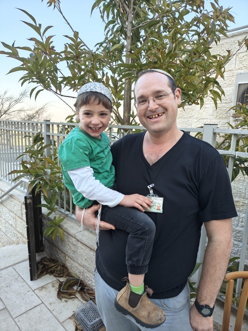 יובל וולהנדלר, רכז המונשמים המחוזי, עם יינון שנולד במשקל של כ-1 ק"ג (צילום: פרטי)