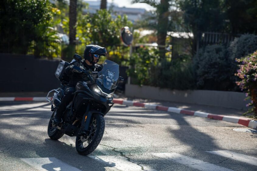 אופנוען ביחידת האבטחה הציבורית (צילום: קורינה רוסין)