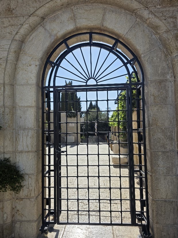 השערים שהוצבו בשטחים הפתוחים בסילוואן/ גן לאומי סובב חומות (צילום: אורי ארליך)