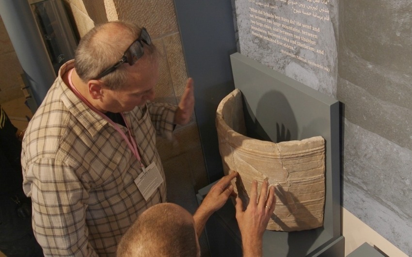 הכלי שהתגלה בפונדק דלוי והובא לתצוגה בכנסת (צילום: אמיל אלג'ם, רשות העתיקות)
