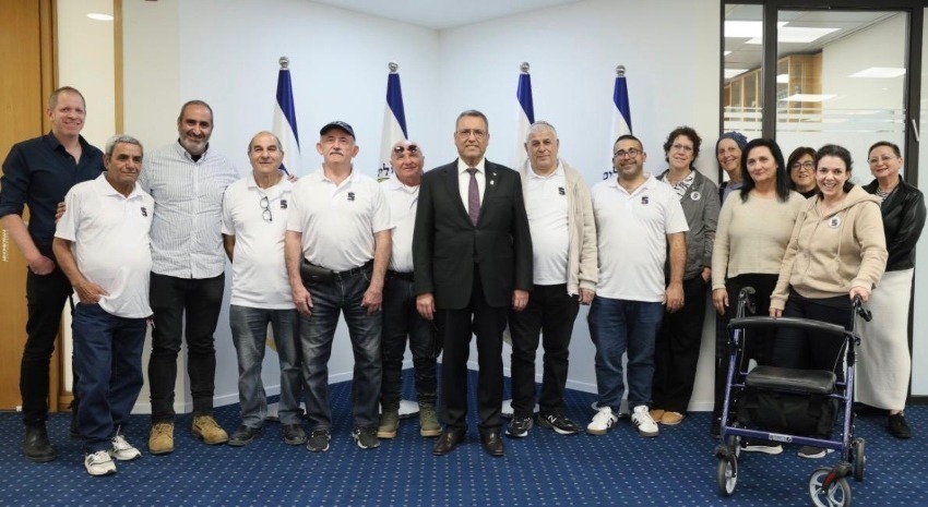 ראש העיר משה ליאון וצוות המתקינים (צילום: ארנון בוסאני)