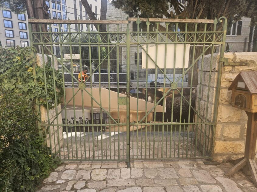 לא נעים לראות מרכז סגור - החסימה בכניסה למרכז לסיוע הוליסטי ע"ש יורי שטרן בעמק רפאים (צילומים: בית יורי שטרן)