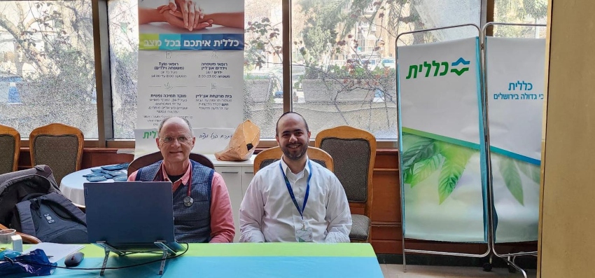 ד"ר רוני טורטן והאח מרדכי בן ישי-הכהן במלון המפונים (צילום: דוברות כללית)
