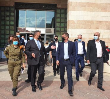 אל"מ לוי לצד ראש העיר משה ליאון (צילום: דובר צה"ל)