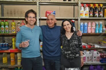 תושבי השכונה באו להיפרד ממוטי צפניה (צילום: הדר אפשטיין)