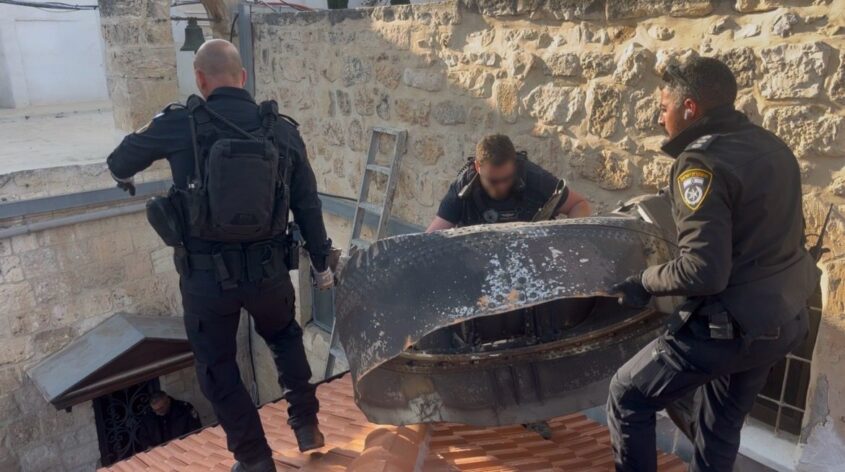 רסיס בעיר העתיקה (צילום: דוברות המשטרה)