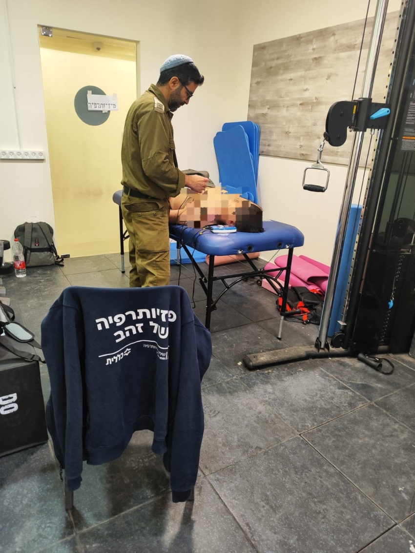 ינון עטיה עם מטופל (צילום: דוברות כללית)