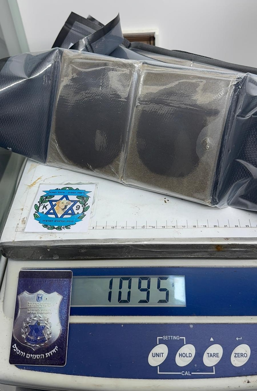 הסמים שהוסלקו בתוך פריט ריהוט (צילום: דוברות המשטרה)