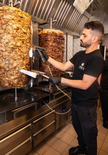 ברק אברהמי בפועל בשווארמת "השמן" ברחוב בן זכאי (צילום: אלבום פרטי)