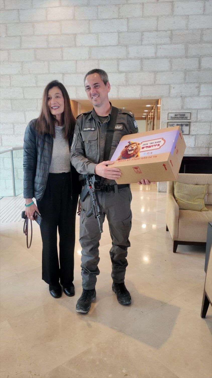 חלקת ערכות פעילות למקלטים (צילום: אבי מזרחי אייקון)