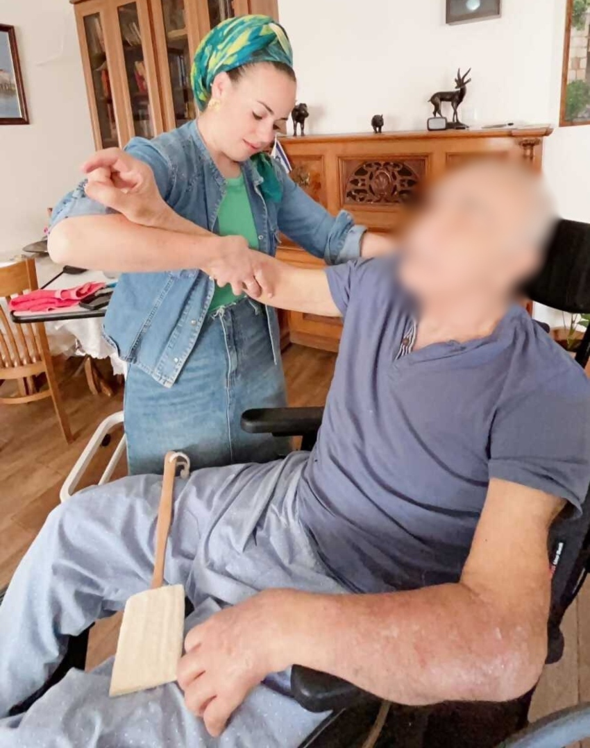 חנה יעל קוק עם מטופל (צילום: דוברות כללית)