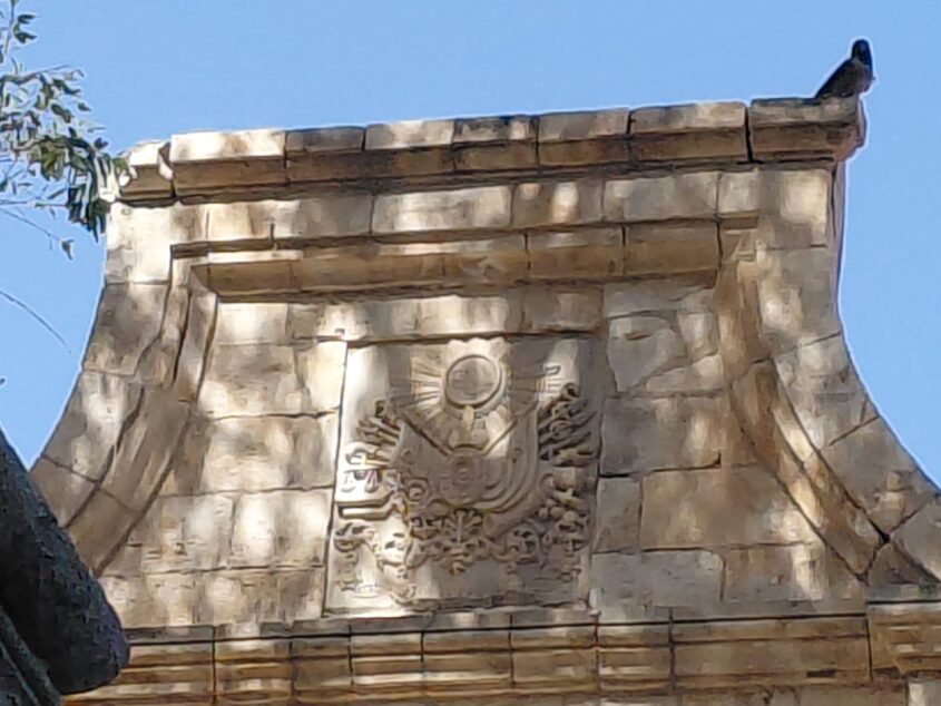 סמל האימפריה הע'ותמנית בחזית הכניסה למבנה (צילום: אדם אקרמן)