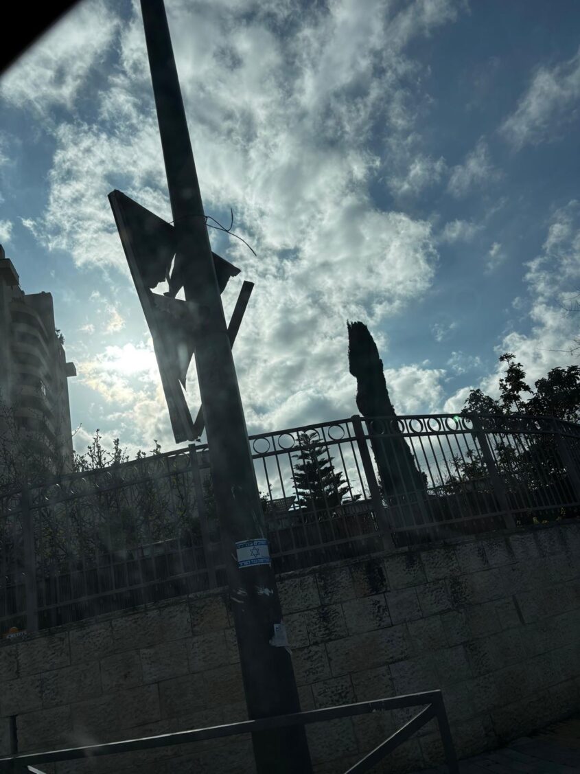 שלטי החוצות שהושחתו בגבעה הצרפתית (צילום: באדיבות התושבים)