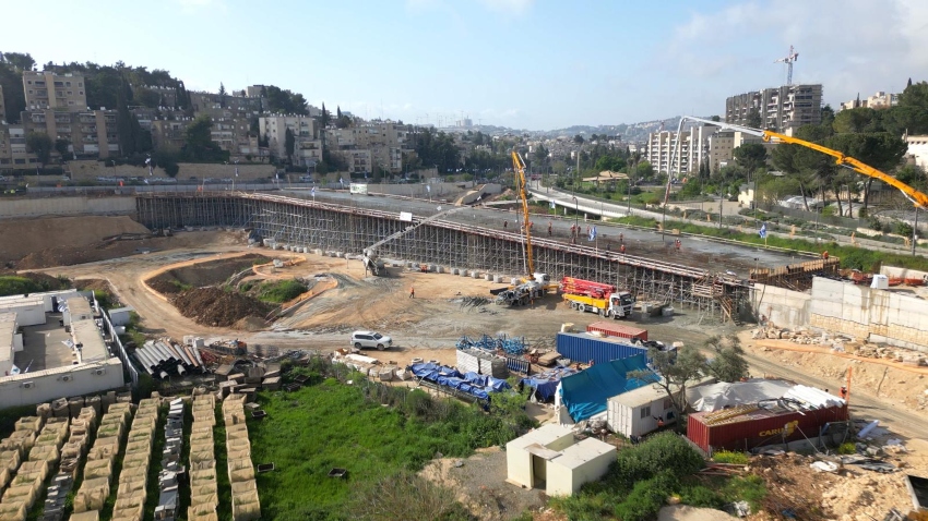 העבודות ליציקת הגשר המרכזי במחלף בייט (צילום: אייקון צילום)