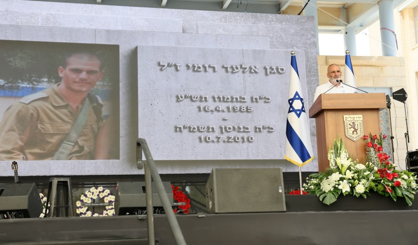 טקס יום הזיכרון בכיכר ספרא (צילום: ארנון בוסאני)