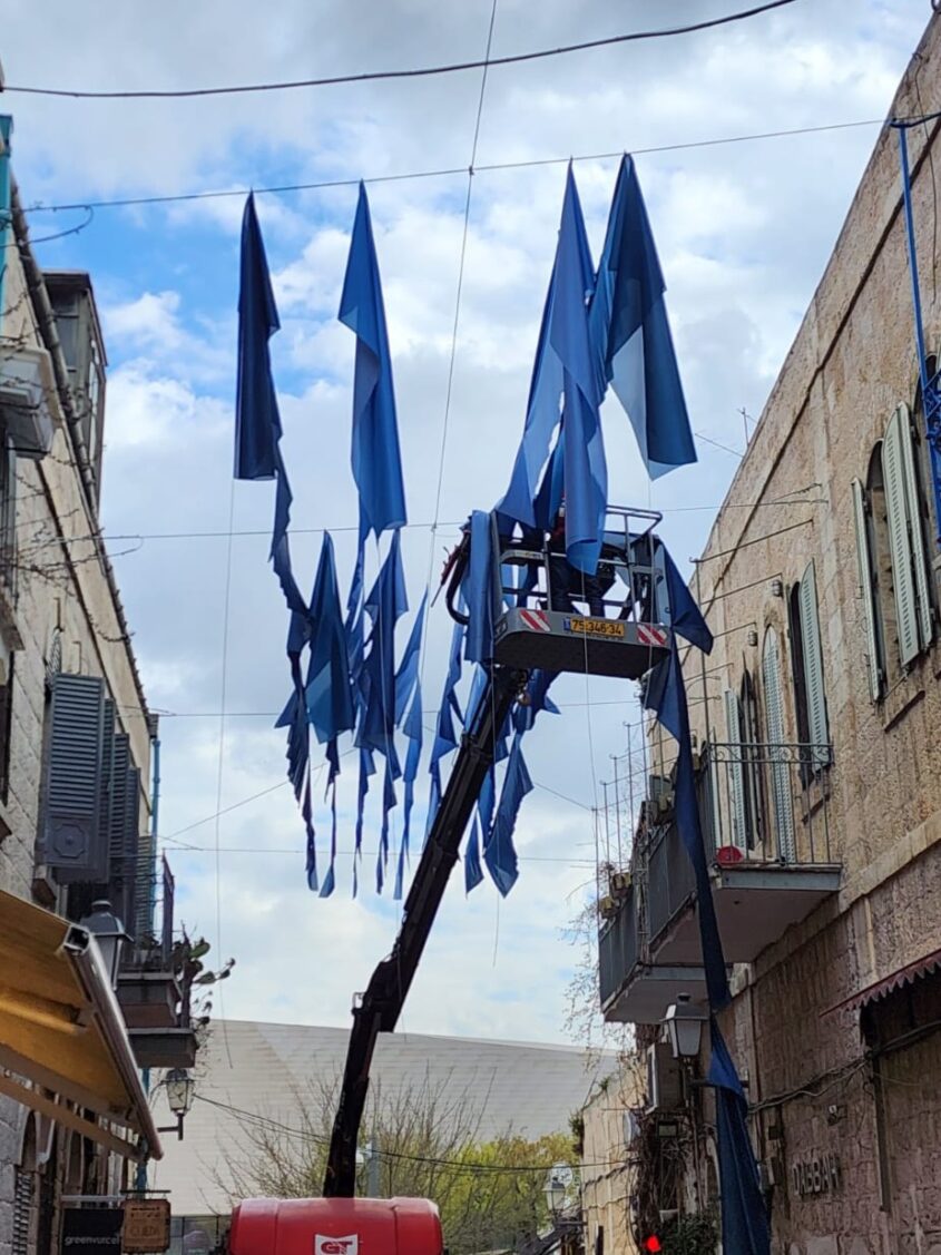 תליית מיצב הבדים הכחולים (צילום: עיריית ירושלים)