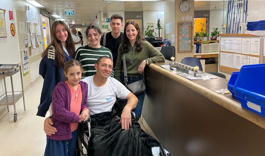 דוד לף ומשפחתו בשערי צדק (צילום: דוברות המרכז הרפואי)