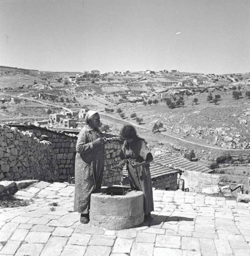 מצוקת המים: נשים ליד בור המים, 1946 (צילום: יעקב רוזנר)