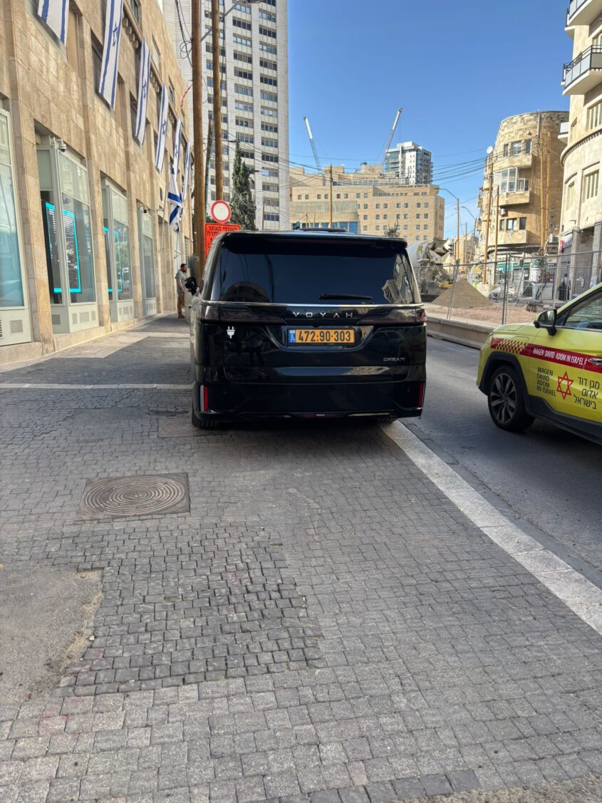 קצת מביך, לא? רכב השרד של משה ליאון חוסם מדרכה ברחוב המלך ג'ורג' (צילום: באדיבות המצלם)