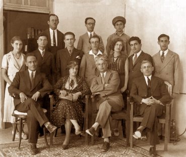 שלט ברחוב החבלצת עם איתמר ולאה במרכז (צילום: אדם אקרמן)