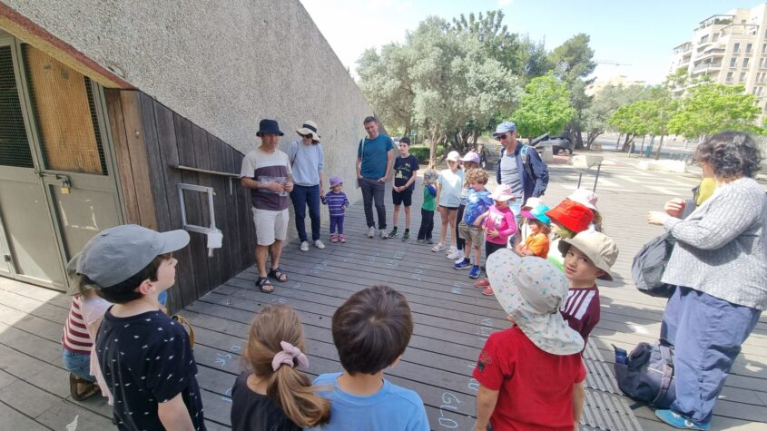 בתמונה אופיינית לו כמדריך (צילום: דב ברי וייסברג) 