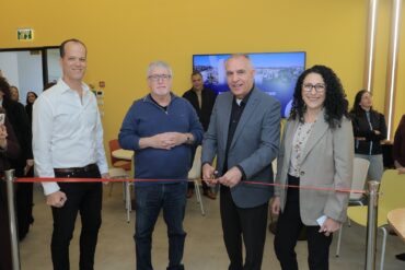 מימין לשמאל: פרופ' תמר רז נחום נשיאת המכללה, פרופ' עמי מויאל יו"ר ות"ת, פרופ' דודי שוורץ סיו"ר מל"ג ועמית פרסיקו מנכ"ל המכללה (צילום: באדיבות מכללת עזריאלי)
