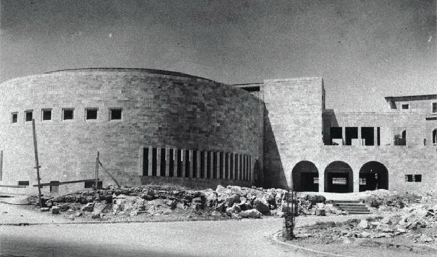 2 . העיר החדשה נבנית: בית הכנסת "ישורון" בשכונת רחביה, מאי 1936 (צילום: אברהם מלבסקי)