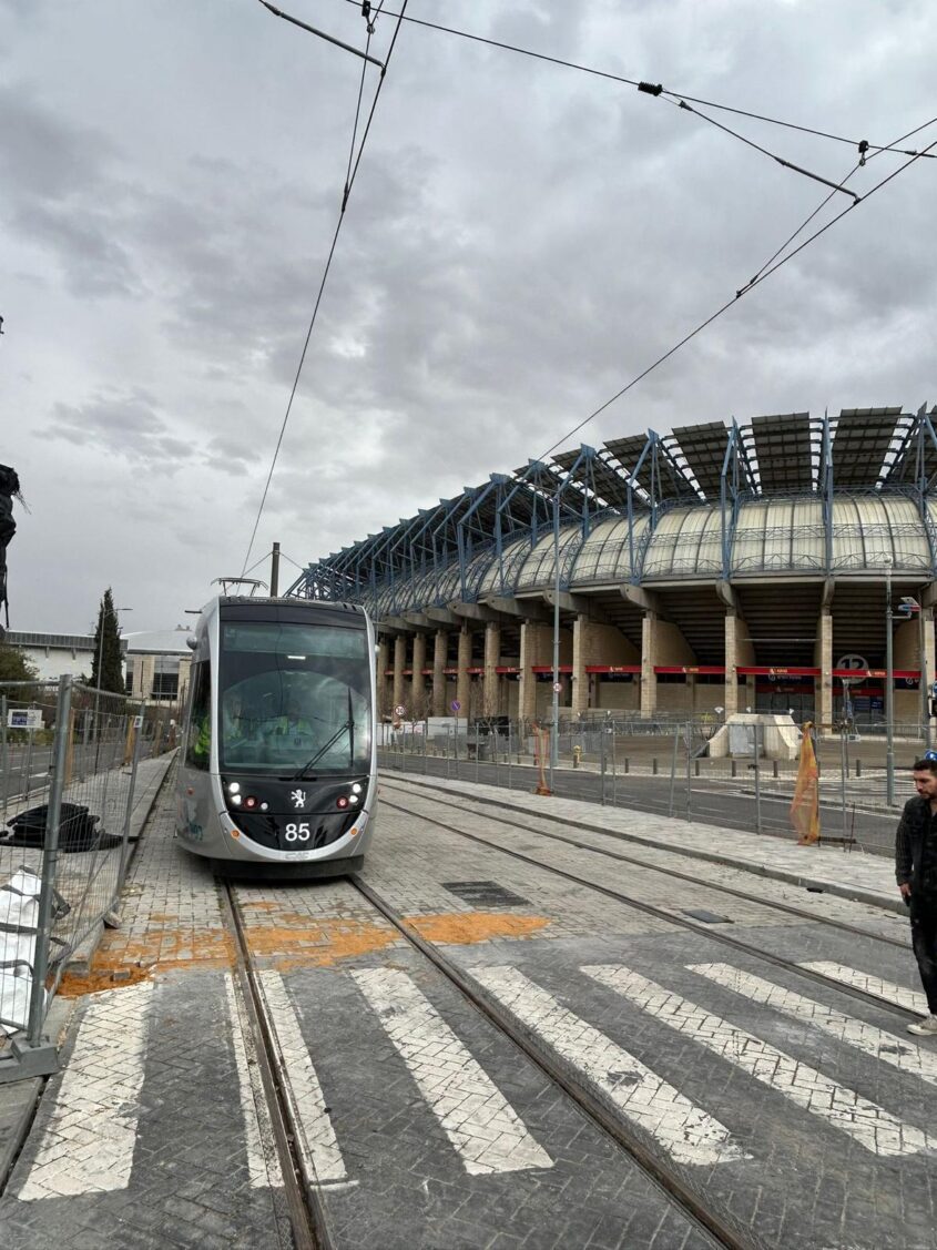הרכבת הקלה בקריית הספורט במלחה (צילום: תחבורה לירושלים)