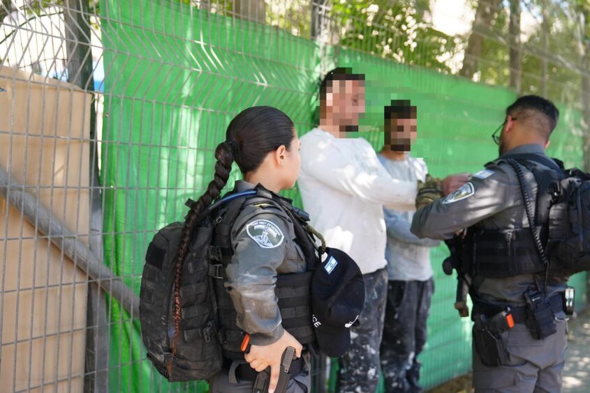 העצורים והמעוכבים בפשיטה בבית הכרם (צילום: דוברות המשטרה)