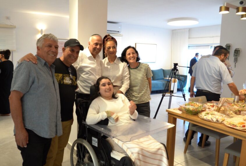 עדי אלימלך ומשפחתה בדירה (צילום: משה ניסנוב)