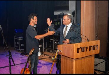משה ליאון והמנחה טל מוסרי (צילום: אוריאל דהאן)