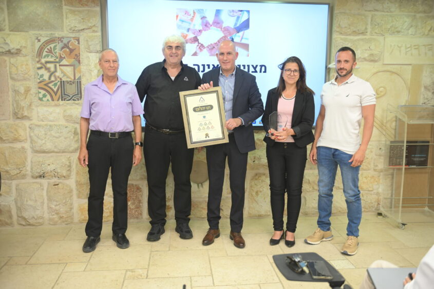 מימין - דניאל לוי, יועץ בכיר למנכ''ל הגיחון ומנהל תחום האיכות, מירי עטר, מנהלת תחום איכות ורגולציה, חיים גבאי מנכ''ל הגיחון, אביטל וינברג, סמנכ''ל מכון התקנים הישראלי, ויאן וולפסון, עורך מבדקים בכיר במכון התקנים (צילום: באדיבות הגיחון)