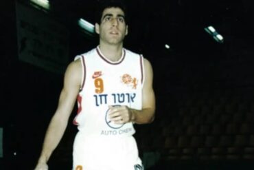 עדי גורדון במדי הפועל ירושלים (צילום: הפועל ירושלים)
