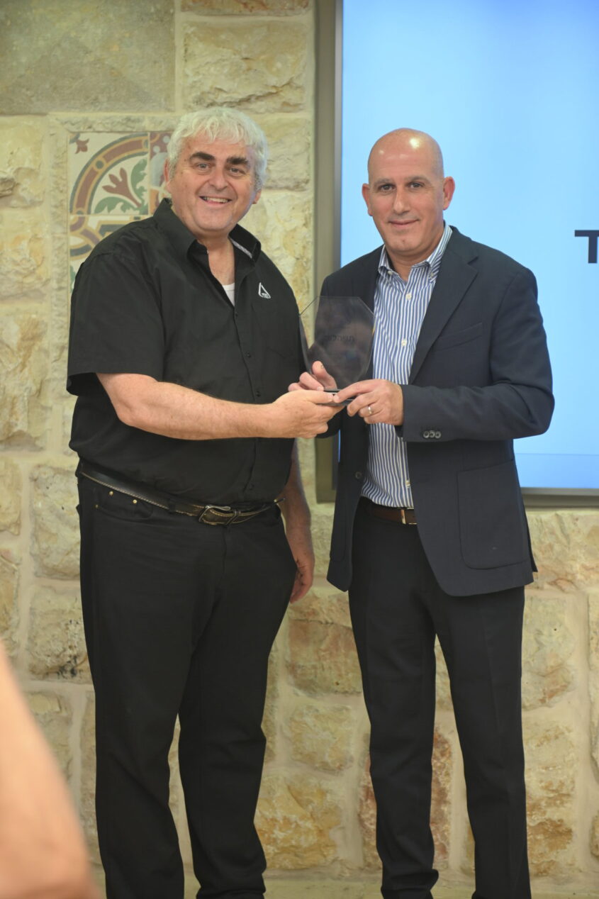 מנכ''ל הגיחון חיים גבאי (מימין) מקבל את מגן ההסמכה מאביטל וינברג, סמנכ''ל מכון התקנים (צילום: באדיבות הגיחון)