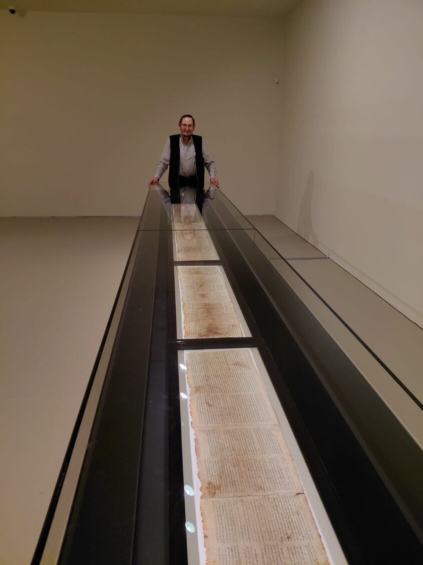 המגילה לכל אורכה מתחת לזכוכית המשוריינת (צילום: אדם אקרמן)