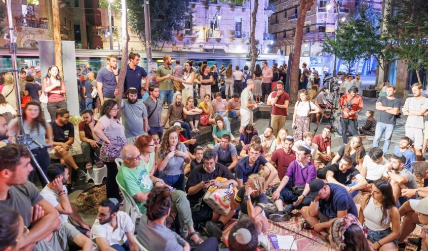 'איכה יוצרים שיחה' בכיכר ציון (צילום: נעם פיינרמן, באדיבות דרך שירה בנקי)