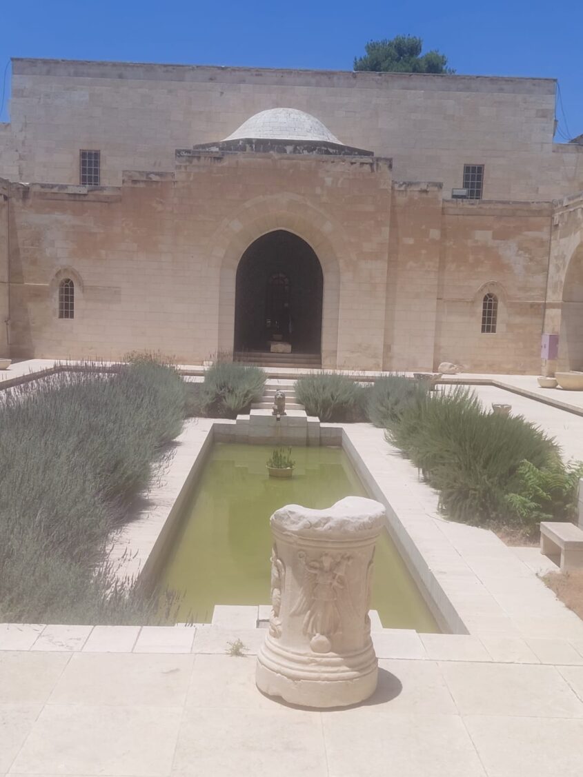 חצר בריכת הנוי המוזנחת מוזיאון רוקפלר (צילום: אדם אקרמן)
