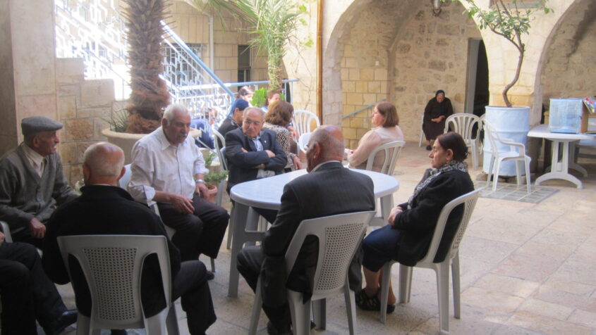 נוצרים סורים בחצר הכנסייה (צילום: אדם אקרמן)