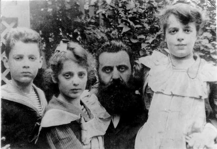 הרצל עם 3 ילדיו בשנת 1900 (צילום: הארכיון הציוני המרכזי - מתוך ויקיפדיה)