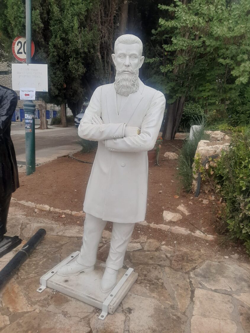פסלו של הרצל בכניסה למוזיאון הרצל בירושלים (צילום: אדם אקרמן)